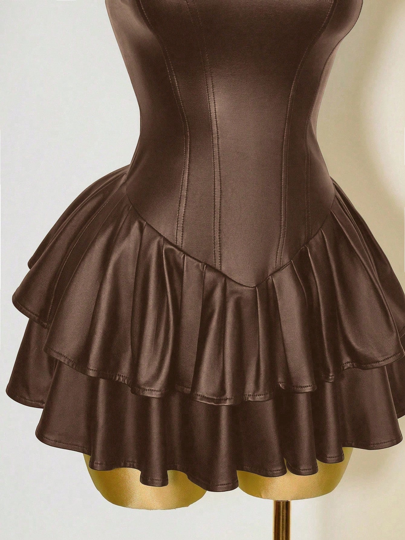 Mistrie Vestido Assimétrico Preto Sexy de Mulher, Corpete com Copo de PU, Cintura Marcada, Babado na Barra