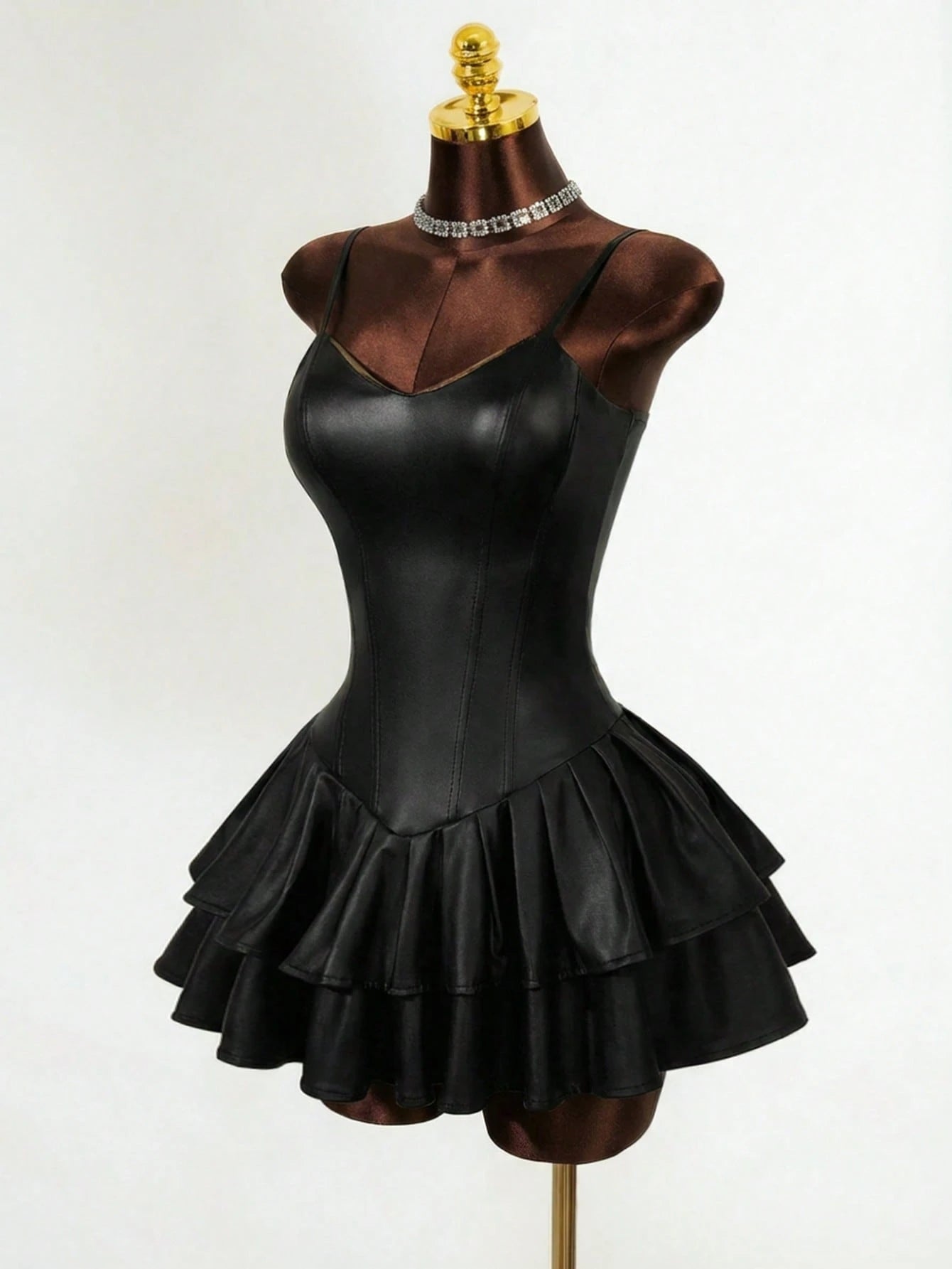 Mistrie Vestido Assimétrico Preto Sexy de Mulher, Corpete com Copo de PU, Cintura Marcada, Babado na Barra