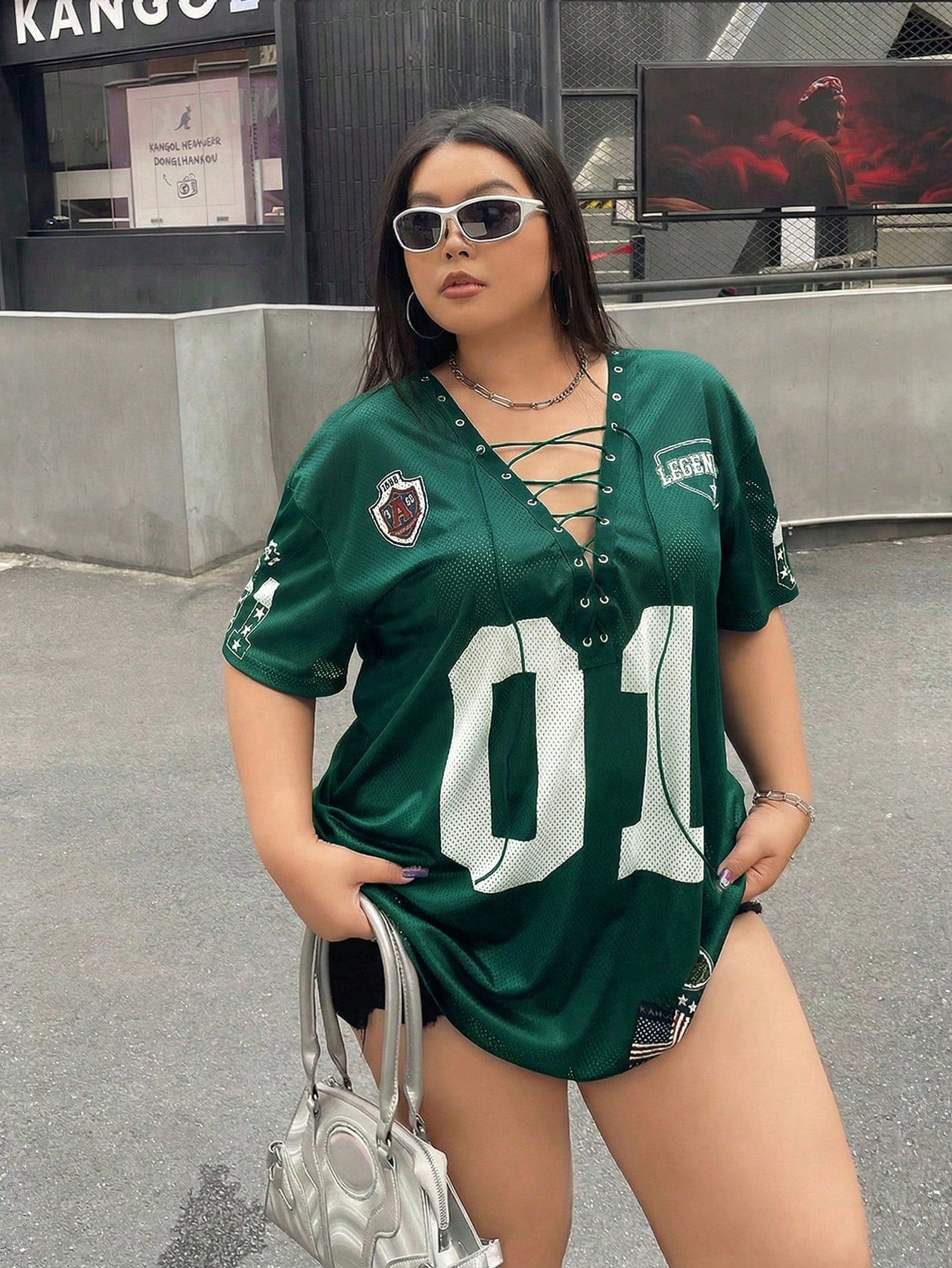 Camiseta Preta Larga com Cordão e Pompom, Plus Size