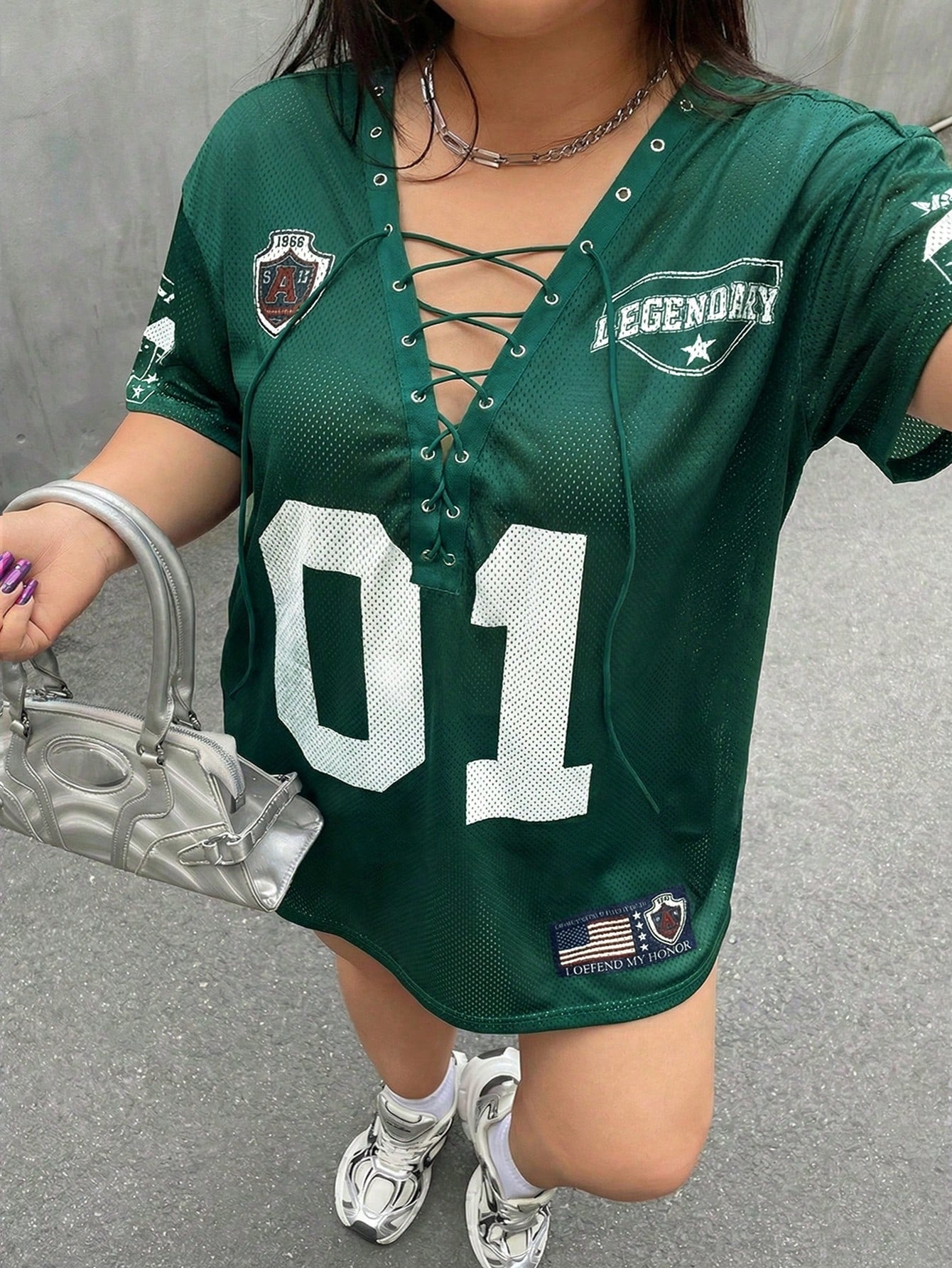 Camiseta Preta Larga com Cordão e Pompom, Plus Size