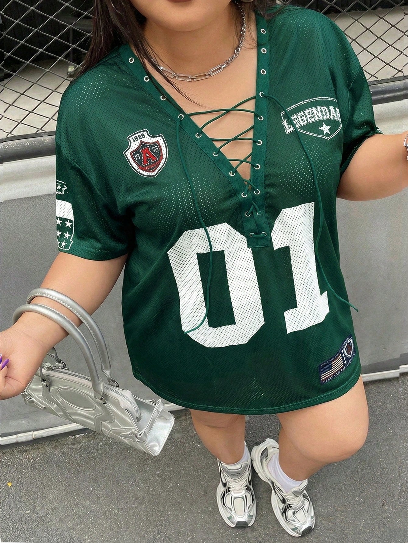 Camiseta Preta Larga com Cordão e Pompom, Plus Size