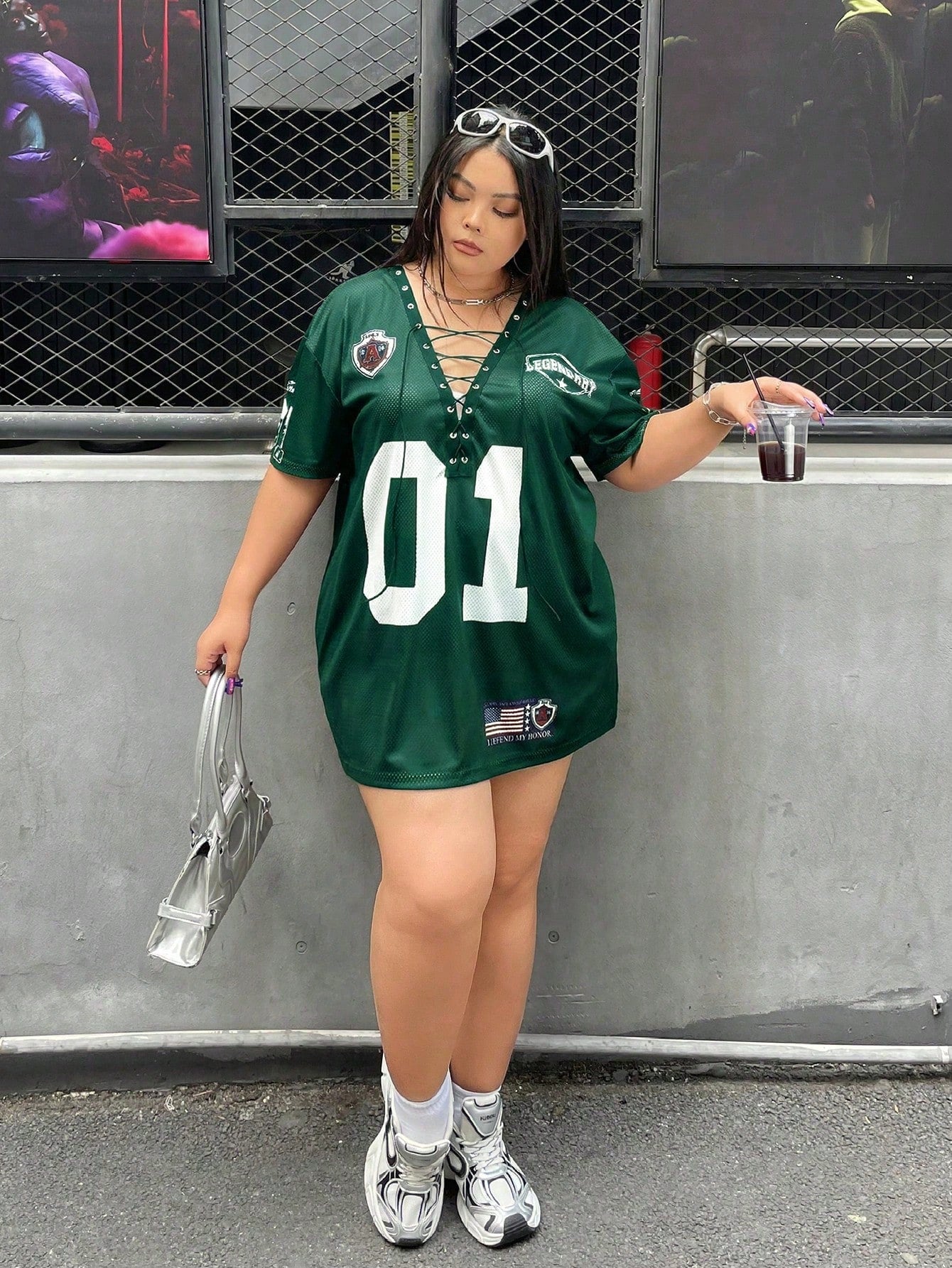 Camiseta Preta Larga com Cordão e Pompom, Plus Size