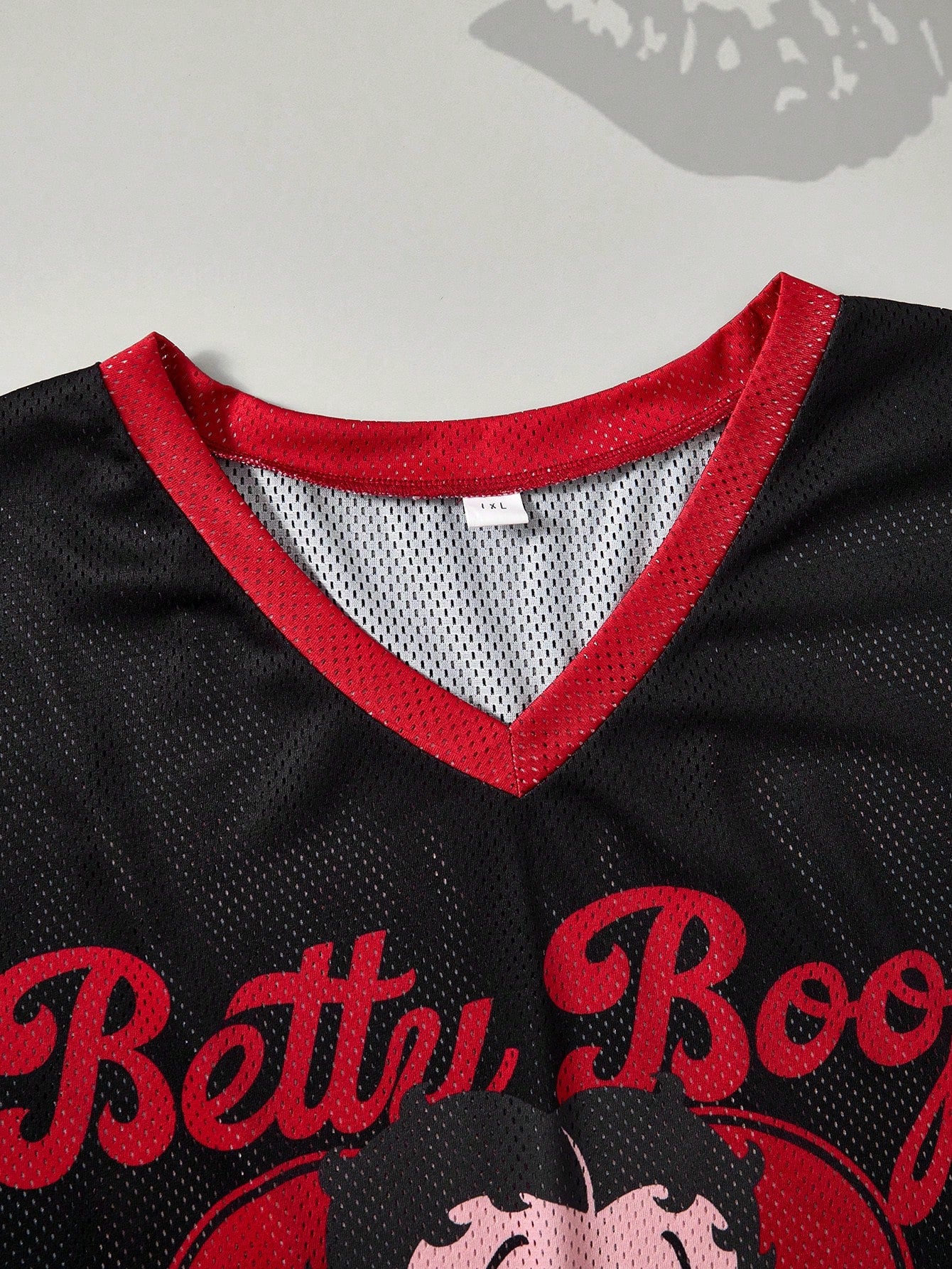 Betty Boop x SHEIN Camiseta Casual de Manga Curta com Decote em V e Estampa de Desenho Animado, Plus Size, Verão