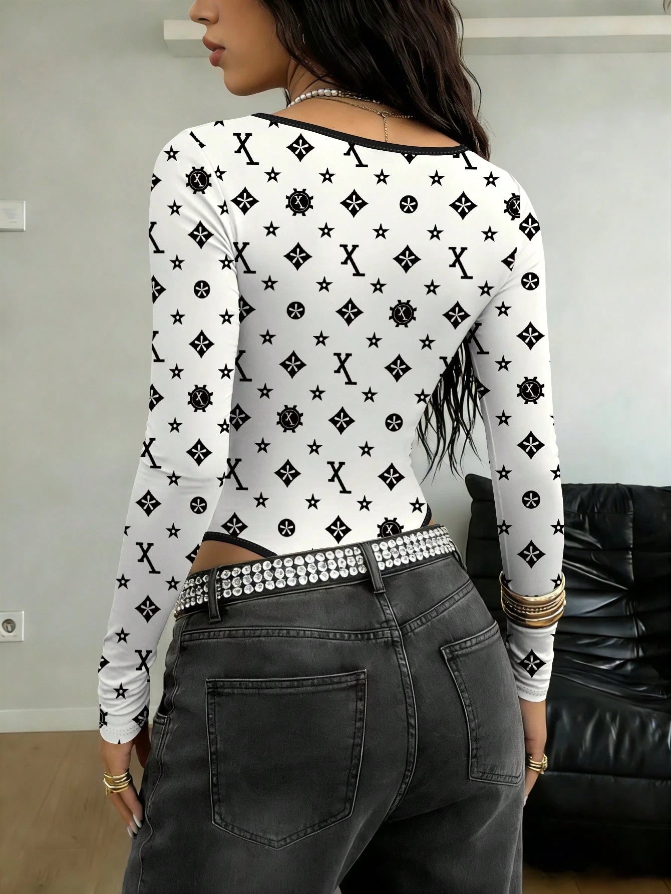 SHEIN Bodysuit Feminino de Manga Longa com Recorte Colorido e Decote em V Ajustado