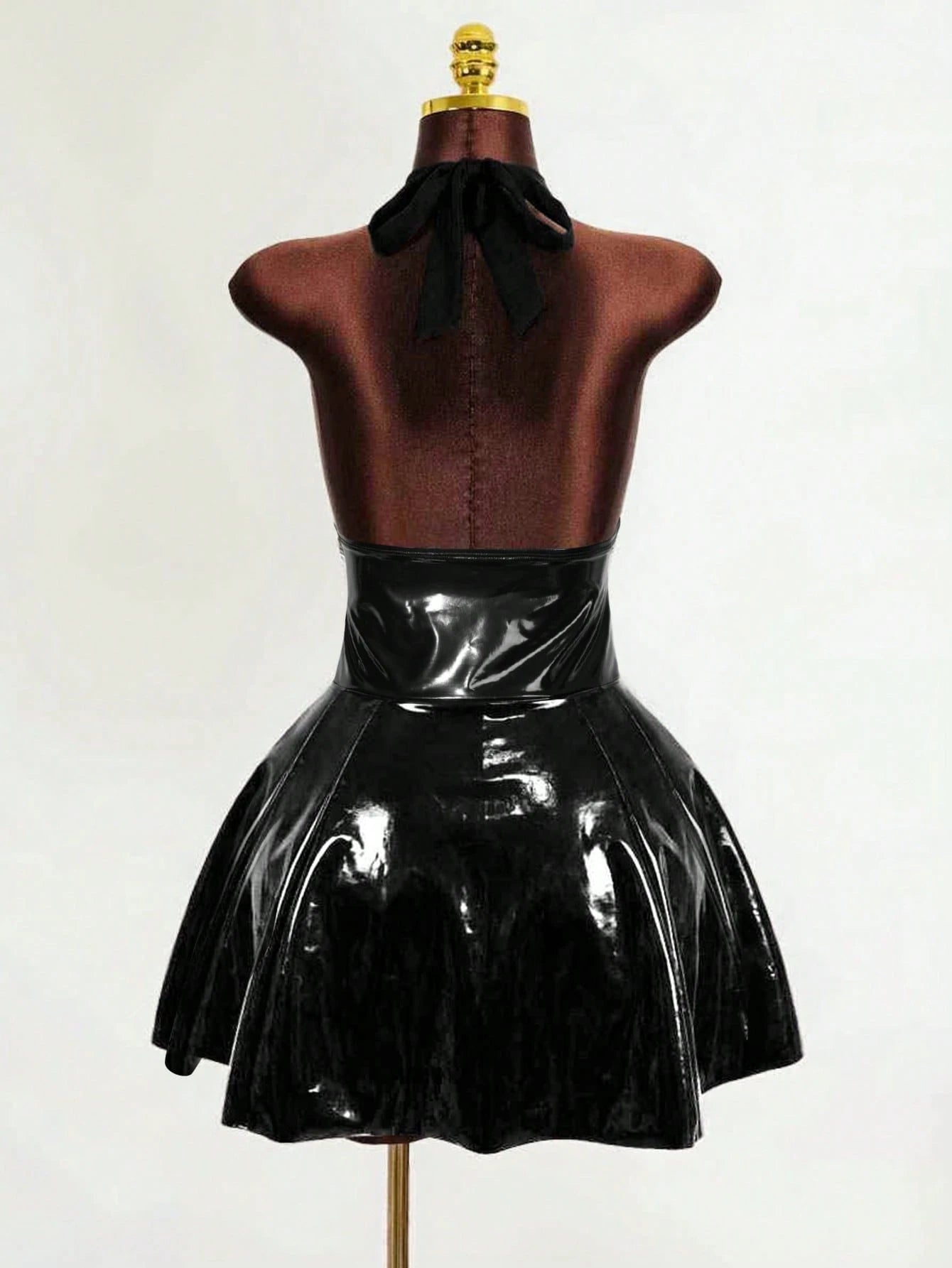 Vestido de Couro Sintético PU de Couro Sintético com Decote em V Reforçado, Comprimento Total, com Capuz, Costas Abertas, Decote Baixo, Cintura Ajustada e Saia Larga