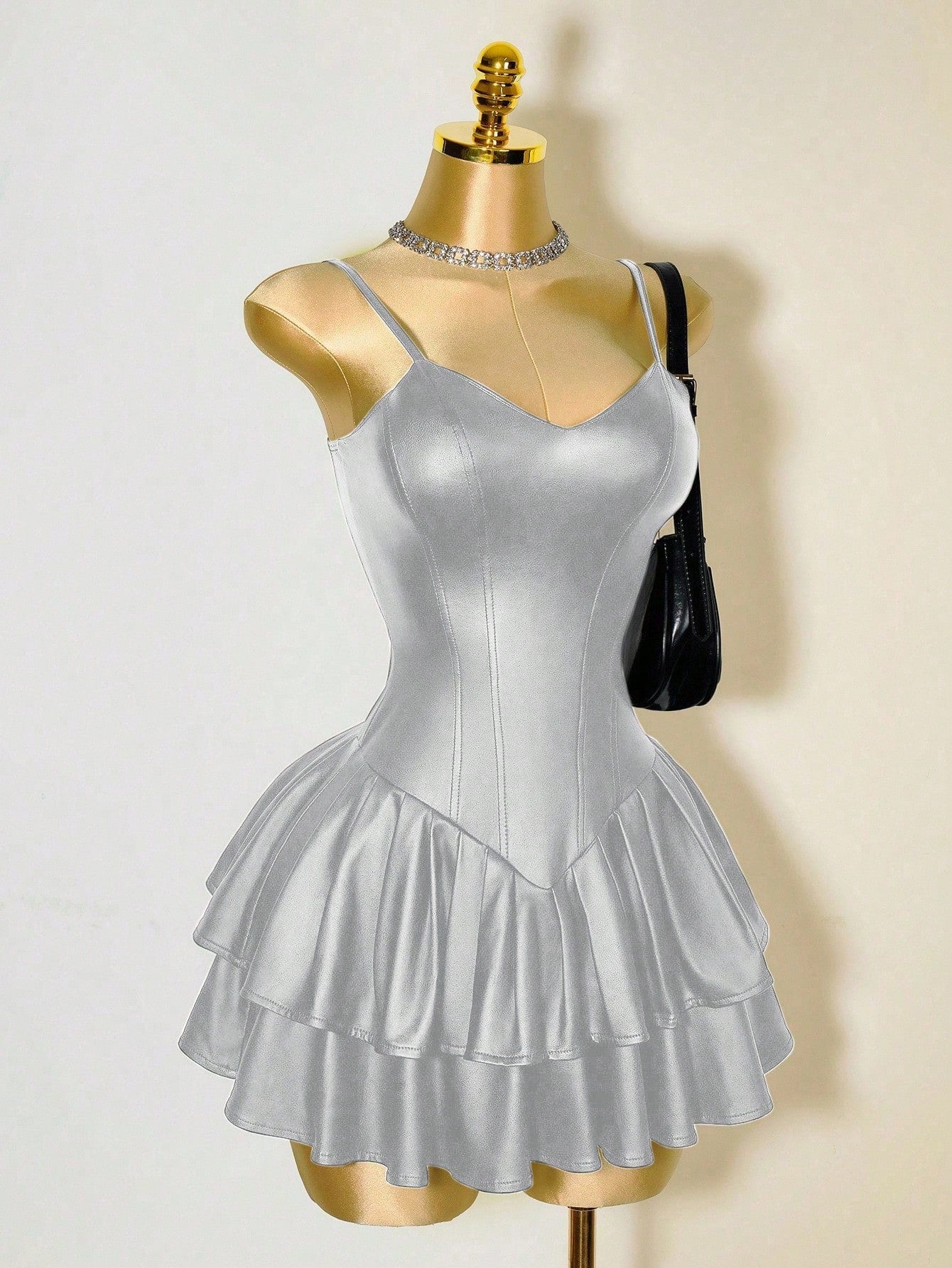Mistrie Vestido Assimétrico Preto Sexy de Mulher, Corpete com Copo de PU, Cintura Marcada, Babado na Barra