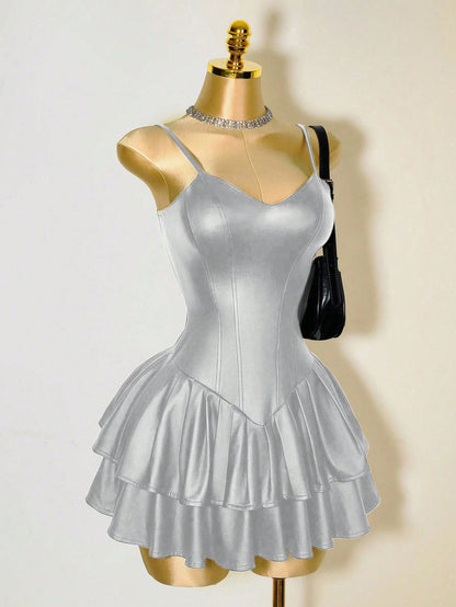 Mistrie Vestido Assimétrico Preto Sexy de Mulher, Corpete com Copo de PU, Cintura Marcada, Babado na Barra