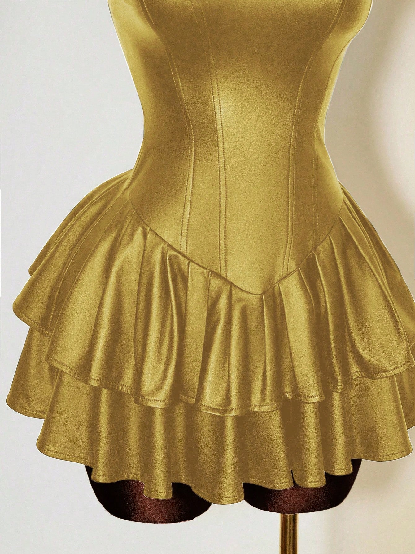 Mistrie Vestido Assimétrico Preto Sexy de Mulher, Corpete com Copo de PU, Cintura Marcada, Babado na Barra
