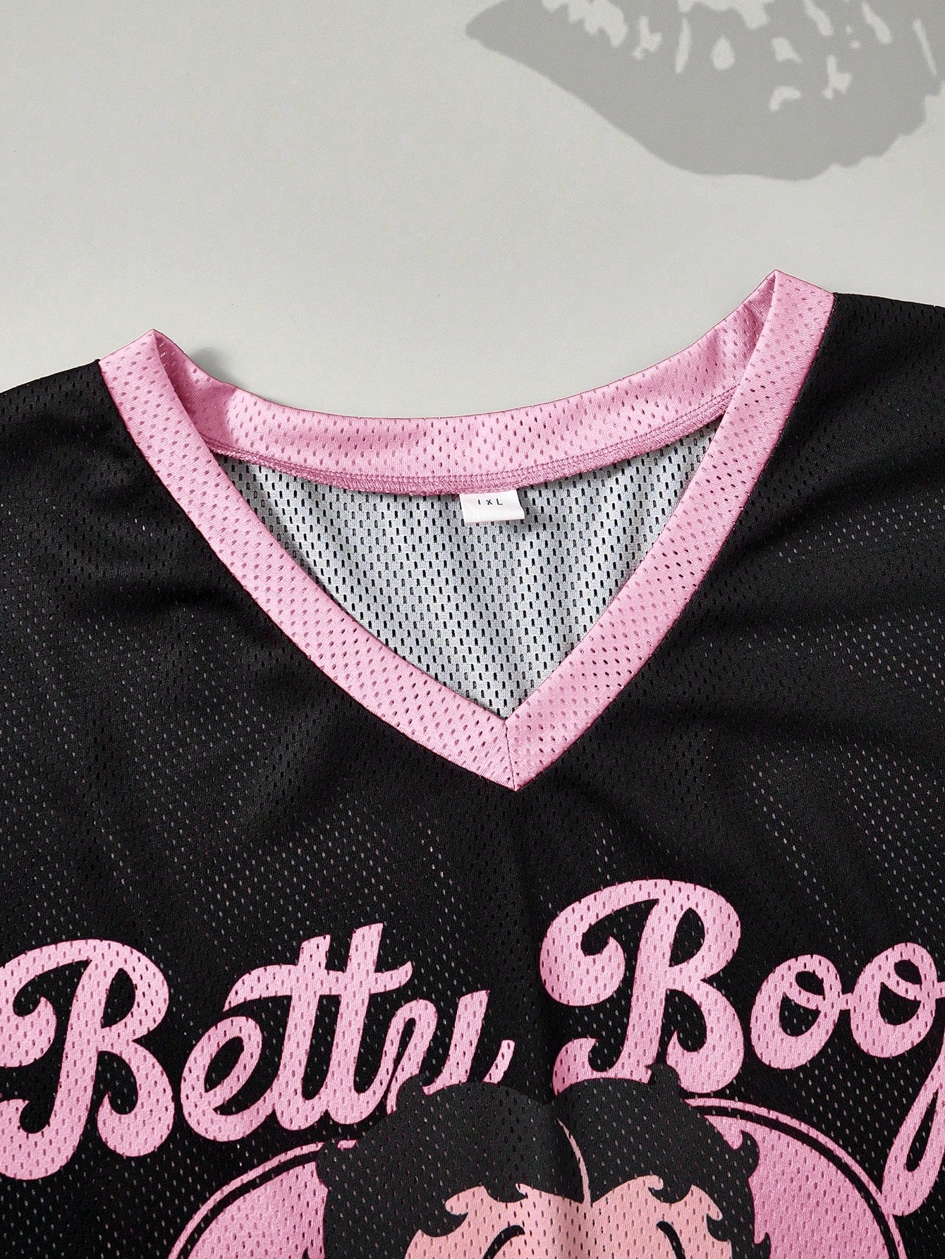 Betty Boop x SHEIN Camiseta Casual de Manga Curta com Decote em V e Estampa de Desenho Animado, Plus Size, Verão